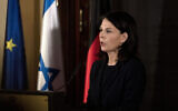 La ministre allemande des Affaires étrangères Annalena Baerbock lors d'une conférence de presse à Jérusalem, lors de sa visite de deux jours, le 14 février 2024. (Crédit : AP Photo/Maya Alleruzzo)