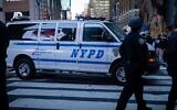 La police séparant les partisans d'Israël et les manifestants pro-palestiniens, à Times Square, à New York, 13 octobre 2023. (Crédit : Luke Tress via New York Jewish Week via JTA)