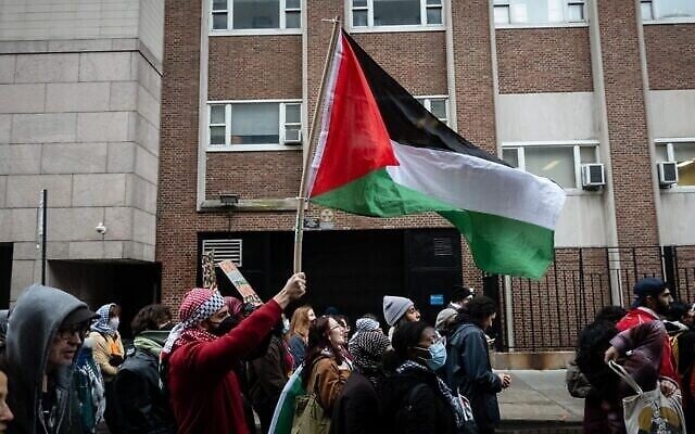 Manifestants pro-palestiniens et anti-Israël, à proximité de l'Université de Columbia, à Manhattan, le 2 février 2024. (Crédit : Luke Tress via JTA) Manifestants pro-palestiniens et anti-Israël, à proximité de l'Université de Columbia, à Manhattan, le 2 février 2024. (Crédit : Luke Tress via JTA)