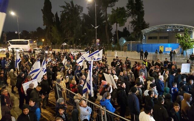 Des Israéliens manifestent devant le siège de l’UNRWA à Jérusalem-Est, le 5 février 2024. (Crédit : Eli Katzoff / Times of Israel) Des Israéliens manifestent devant le siège de l’UNRWA à Jérusalem-Est, le 5 février 2024. (Crédit : Eli Katzoff / Times of Israel)
