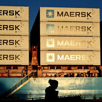 Des conteneurs de la société danoise de transport et de logistique Maersk à Copenhague, au Danemark, le 14 septembre 2023. (Crédit : Sergei Gapon/AFP)