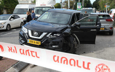 La scène d'une attaque terroriste à la voiture-bélier, à Raanana, dans le centre d’Israël, le 15 janvier 2024. (Crédit : Jack Guez/AFP)