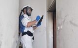 Des enquêteurs sur les lieux de l'incendie d'un appartement à Tel-Aviv le 18 janvier 2024. (Crédit : Police israélienne)