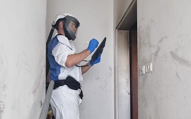 Des enquêteurs sur les lieux de l'incendie d'un appartement à Tel-Aviv le 18 janvier 2024. (Crédit : Police israélienne)
