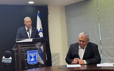 Les ministres HaMahane HaMamlahti Benny Gantz (à gauche) et Gadi Eisenkot présentant un cadre de recrutement pour le service militaire des Arabes et des Juifs ultra-orthodoxes dans l'armée pendant une conférence de presse, à la Knesset, à Jérusalem, le 26 février 2024. (Crédit : Sam Sokol)