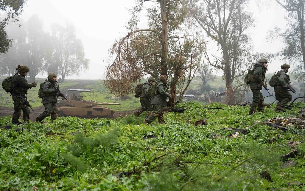 Des troupes s'entraînent à la guerre sur la frontière nord, dans une image autorisée à la publication par l'armée le 18 février 2024. (Crédit : armée israélienne)