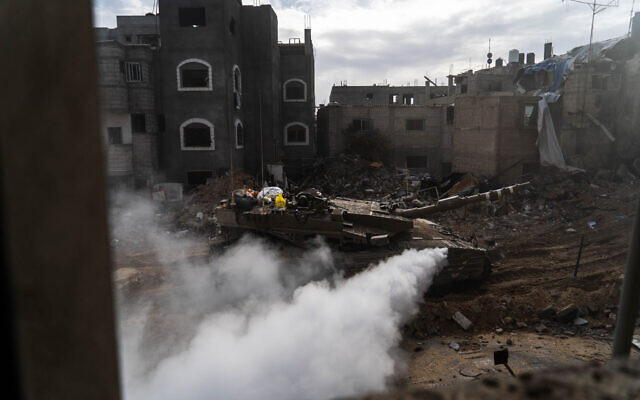 Les troupes de Tsahal opèrent dans la bande de Gaza, dans une image publiée le 19 février 2024. (Crédit : armée israélienne)