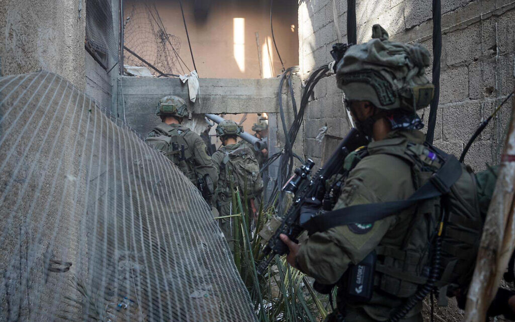 Les troupes de Tsahal opèrent dans la bande de Gaza, dans une image publiée le 19 février 2024. (Crédit : armée israélienne)