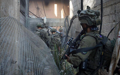 Les troupes de Tsahal opèrent dans la bande de Gaza, dans une image publiée le 19 février 2024. (Crédit : armée israélienne)