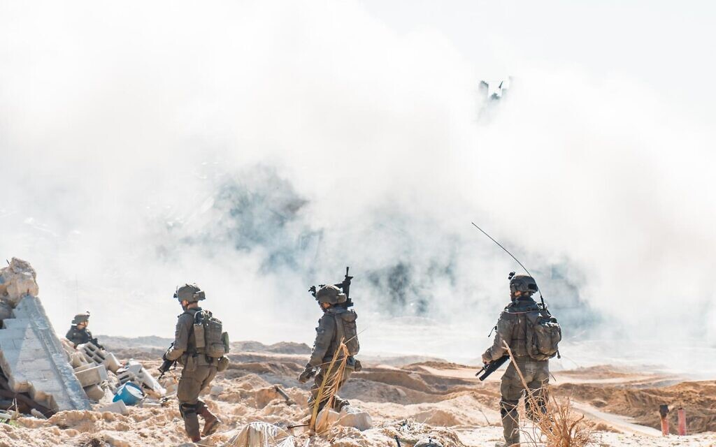 Des soldats de Tsahal opèrent à l'intérieur de la bande de Gaza sur une photo non datée publiée le 23 février 2024. (Crédit : Armée israélienne)