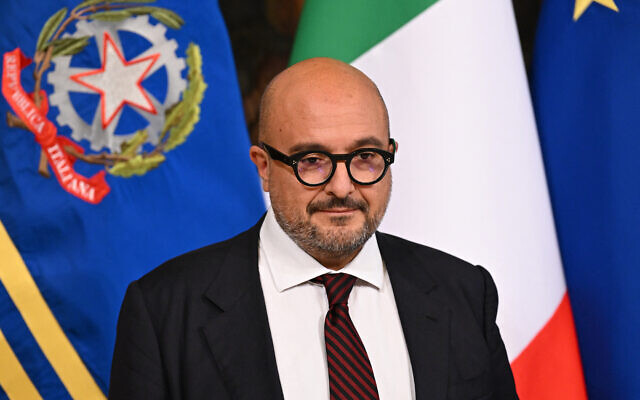 Le ministre italien de la Culture, Gennaro Sangiuliano, pose avant le premier conseil des ministres du nouveau gouvernement, le 23 octobre 2022 au Palazzo Chigi à Rome. (Crédit : Andreas SOLARO / AFP) Le ministre italien de la Culture, Gennaro Sangiuliano, pose avant le premier conseil des ministres du nouveau gouvernement, le 23 octobre 2022 au Palazzo Chigi à Rome. (Crédit : Andreas SOLARO / AFP)