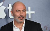 L'acteur israélien Lior Raz arrivant à la première de "The Crowded Room" sur Apple TV+, au Musée d'art moderne de New York, le 1er juin 2023. (Crédit : Angela Weiss/AFP/Dossier)
