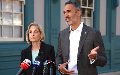 La présidente du Conseil exécutif des Juifs d'Australie, Jillian Segal, se tenant à côté du co-directeur général Alex Ryvchin lors d'une conférence de presse, à Sydney, le 9 octobre 2023. (Crédit : David Gray/AFP)