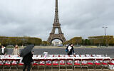 Des Juifs français installant une exposition en soutien aux otages de Gaza, à Paris, en France, le 9 novembre 2023. (Crédit : Stefano Rellandini/AFP)