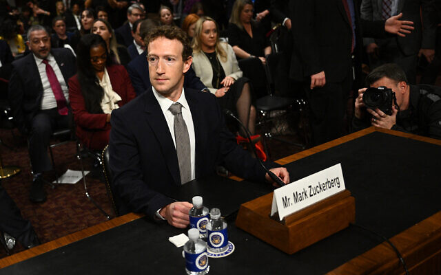 Mark Zuckerberg, PDG de Meta, comparaîssant devant la commission judiciaire du Sénat américain lors de l'audition "Big Tech et la crise de l'exploitation sexuelle des enfants en ligne" à Washington, le 31 janvier 2024. (Crédit : Brendan Smialowski/AFP) Mark Zuckerberg, PDG de Meta, comparaîssant devant la commission judiciaire du Sénat américain lors de l'audition "Big Tech et la crise de l'exploitation sexuelle des enfants en ligne" à Washington, le 31 janvier 2024. (Crédit : Brendan Smialowski/AFP)