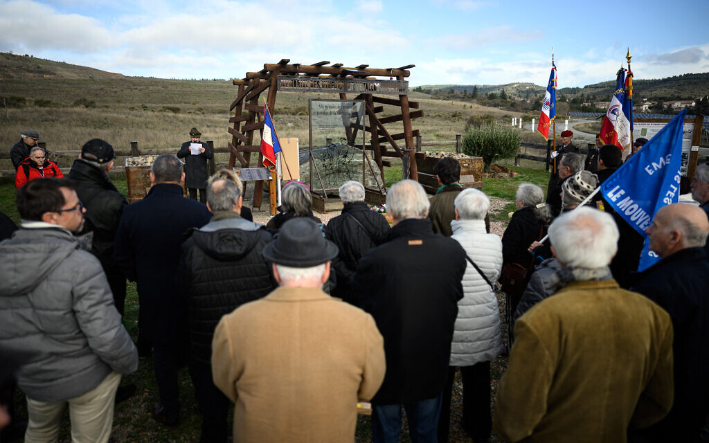Des personnes se rassemblent lors d'une cérémonie au mémorial des mineurs à Salsigne, dans le sud-ouest de la France, le 31 janvier 2024, pour honorer la rafle oubliée de treize mineurs juifs qui ont été arrêtés à Salsigne il y a quatre-vingts ans (Crédit : Lionel BONAVENTURE / AFP).