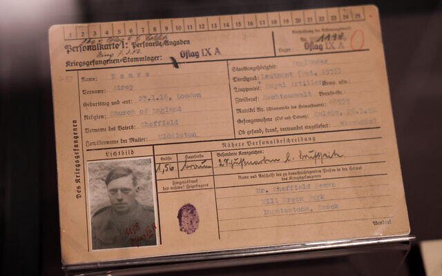 La carte de prisonnier de guerre du futur député Airey Neave, ancien lieutenant des Royal Engineers, qui s'est échappé du camp du château de Colditz, dans l'exposition « Grandes évasions : remarquables prisonniers de la Seconde Guerre mondiale », aux Archives nationales de Londres, le 31 janvier 2024. (Crédit : Daniel LEAL / AFP) La carte de prisonnier de guerre du futur député Airey Neave, ancien lieutenant des Royal Engineers, qui s'est échappé du camp du château de Colditz, dans l'exposition « Grandes évasions : remarquables prisonniers de la Seconde Guerre mondiale », aux Archives nationales de Londres, le 31 janvier 2024. (Crédit : Daniel LEAL / AFP)