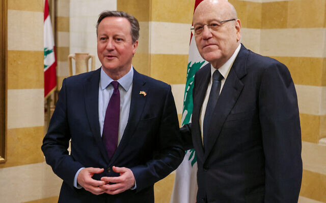 Le Premier ministre libanais Najib Mikati, à droite, et le ministre britannique des Affaires étrangères David Cameron lors d'une réunion au Palais du gouvernement, à Beyrouth, le 1er février 2024. (Crédit : Joseph Eïd/AFP) Le Premier ministre libanais Najib Mikati, à droite, et le ministre britannique des Affaires étrangères David Cameron lors d'une réunion au Palais du gouvernement, à Beyrouth, le 1er février 2024. (Crédit : Joseph Eïd/AFP)