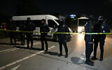 Des policiers anti-émeutes turcs bloquent la rue devant une usine appartenant au géant américain Procter & Gamble, dans le district de Gebze à Kocaeli, près d'Istanbul, le 1er février 2024, après qu'un assaillant a pris en otage un nombre indéterminé de personnes. (Crédit : OZAN KOSE / AFP)