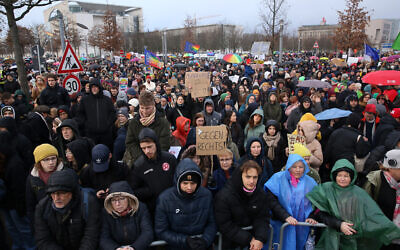 Des manifestants protestant contre le parti d'extrême-droite Alternative pour l'Allemagne devant le bâtiment du Reichstag, à Berlin, en Allemagne, le 3 février 2024. (Crédit : Adam Berry/AFP)