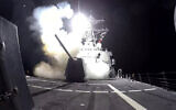 Des missiles tirés vers des cibles Houthis au Yémen, depuis un porte-avion en mer Rouge, sur une photo diffusée le 3 février 2024. (Crédit : CENTCOM/AFP)