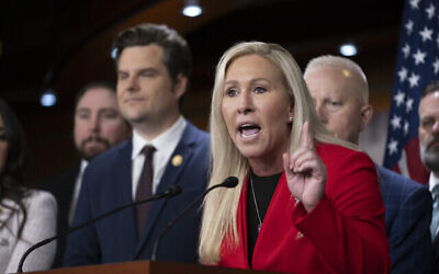 La représentante des États-Unis Marjorie Taylor Greene, Républicaine de Géorgie, avec le Représentant Matt Gaetz (à gauche), Républicain de Floride, prend la parole lors d'une conférence de presse, au Capitole à Washington, DC, le 6 février 2024. (Crédit : Roberto Schmidt / AFP)