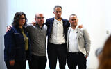 Les membres des familles des otages israéliens détenus par le groupe terroriste palestinien du Hamas à Gaza, (de gauche à droite) Sharon Lifshitz, Stephen Brisley, Raz Matalon et Sharon Sharabi posent pour des photos à la fin d'une conférence de presse tenue à la Maison de l'Afrique, à Londres, le 7 février 2024. (Crédit: HENRY NICHOLLS/AFP)