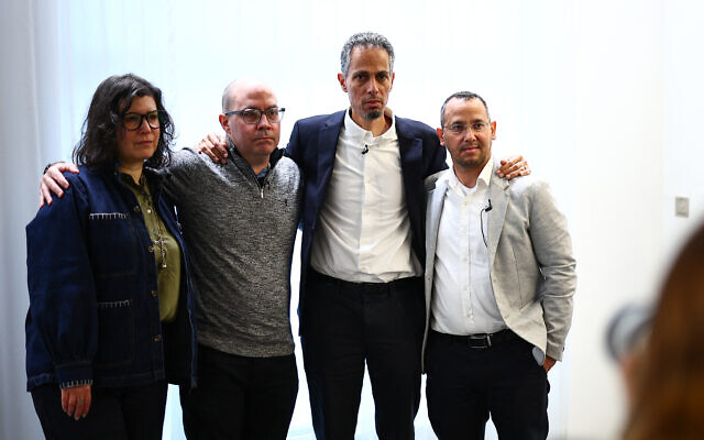 Les membres des familles des otages israéliens détenus par le groupe terroriste palestinien du Hamas à Gaza, (de gauche à droite) Sharon Lifshitz, Stephen Brisley, Raz Matalon et Sharon Sharabi posent pour des photos à la fin d'une conférence de presse tenue à la Maison de l'Afrique, à Londres, le 7 février 2024. (Crédit: HENRY NICHOLLS/AFP)