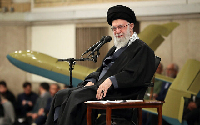 L'ayatollah Ali Khamenei, assis sur scène lors d'une réunion avec les commandants de l'armée de l'air iranienne à Téhéran, le 5 février 2024, avec un drone local Kaman-12 derrière lui. (Crédit : khamenei.ir/AFP) L'ayatollah Ali Khamenei, assis sur scène lors d'une réunion avec les commandants de l'armée de l'air iranienne à Téhéran, le 5 février 2024, avec un drone local Kaman-12 derrière lui. (Crédit : khamenei.ir/AFP)