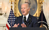 Le président américain Joe Biden répondant à des questions sur Israël après avoir parlé du "Special Counsel report", à la Maison Blanche, à Washington, le 8 février 2024. (Crédit : Mandel Ngan/AFP)