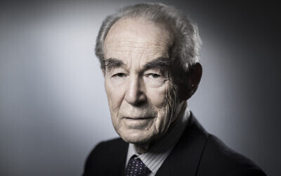 L'ancien ministre français de la Justice Robert Badinter pose dans son bureau lors d'une séance photo, à Paris, le 19 avril 2018. (Crédit : Joel Saget/AFP)