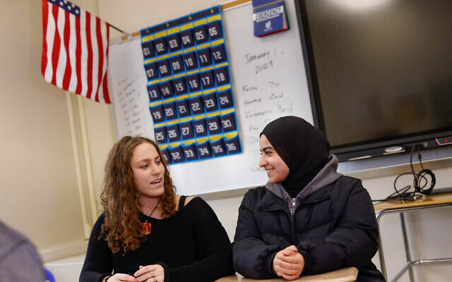 Rawda Elbatrawish, à droite, et Liora Pelavin pendant un entretien au lycée Teaneck de Teanek, dans le New Jersey, le 19 janvier 2024. (Crédit : KENA BETANCUR / AFP) Rawda Elbatrawish, à droite, et Liora Pelavin pendant un entretien au lycée Teaneck de Teanek, dans le New Jersey, le 19 janvier 2024. (Crédit : KENA BETANCUR / AFP)
