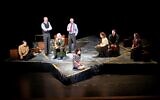 Les membres de la troupe sont assis dans une étoile de David en béton divisée en sections représentant les pièces de l'"annexe secrète" où la famille Frank et quatre autres personnes se sont cachées pendant plus de deux ans lors de la production théâtrale de "Je Anne" basée sur les journaux d'Anne Frank, qui est revenue sur scène au Kennemer Theater, Beverwijk, près d'Amsterdam, le 10 février 2024.  (Crédit : Nick Gammon / AFP)