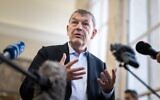 Le commissaire général de l'UNRWA, Philippe Lazzarini, s'adresse à la presse au sujet de la situation à Gaza, à l'Office des Nations unies à Genève, le 13 février 2023. (Crédit : Fabrice COFFRINI / AFP)