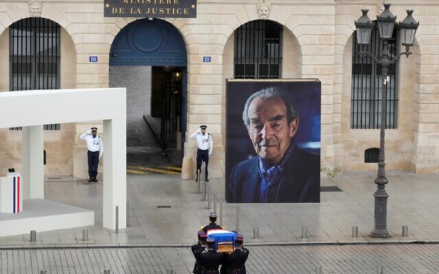 Des gardes républicains portent le cercueil de l'ancien ministre français de la Justice, Robert Badinter, lors d'une cérémonie d'hommage national en son honneur devant le ministère de la Justice, place Vendôme, à Paris, le 14 février 2024. (Crédit : Thibault Camus / POOL / AFP) Des gardes républicains portent le cercueil de l'ancien ministre français de la Justice, Robert Badinter, lors d'une cérémonie d'hommage national en son honneur devant le ministère de la Justice, place Vendôme, à Paris, le 14 février 2024. (Crédit : Thibault Camus / POOL / AFP)