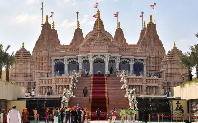 Les préparatifs pour l'inauguration du BAPS Hindu Mandir, le plus grand temple hindou du Moyen-Orient, à Abou Dhabi, le 14 février 2024. (Crédit : Ryan Lim/AFP)