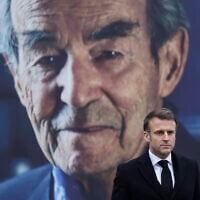 Le président français Emmanuel Macron se recueille devant le cercueil de l'ancien ministre français de la Justice Robert Badinter lors d'une cérémonie d'hommage national en l'honneur de Badinter devant le ministère de la Justice, place Vendôme, à Paris, le 14 février 2024. (Crédit : Ludovic MARIN / POOL / AFP)