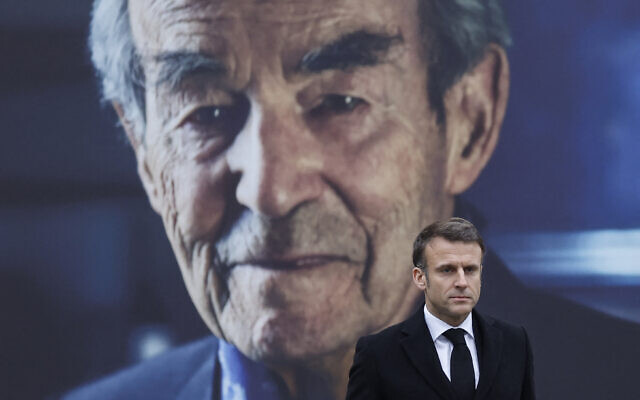 Le président français Emmanuel Macron se recueille devant le cercueil de l'ancien ministre français de la Justice Robert Badinter lors d'une cérémonie d'hommage national en l'honneur de Badinter devant le ministère de la Justice, place Vendôme, à Paris, le 14 février 2024. (Crédit : Ludovic MARIN / POOL / AFP) Le président français Emmanuel Macron se recueille devant le cercueil de l'ancien ministre français de la Justice Robert Badinter lors d'une cérémonie d'hommage national en l'honneur de Badinter devant le ministère de la Justice, place Vendôme, à Paris, le 14 février 2024. (Crédit : Ludovic MARIN / POOL / AFP)