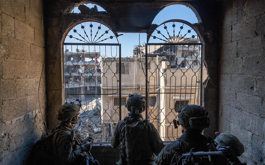 Cette image diffusée par l'armée israélienne le 14 février 2024 montre des soldats de l'armée israélienne sur le terrain dans la bande de Gaza. (Crédit : Porte-parole de l'armée israélienne/AFP)