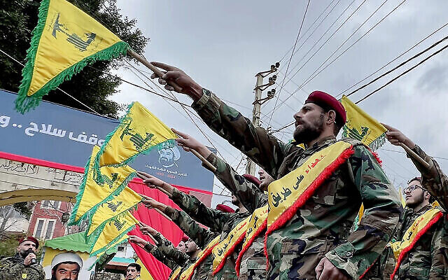 Des membres du Hezbollah ont défilé lors d'une cérémonie en l'honneur de terroristes tués, dans le village libanais de Jibshit, à environ 50 kilomètres au sud de la capitale Beyrouth, le 15 février 2024. (Crédit : MAHMOUD ZAYYAT / AFP) Des membres du Hezbollah ont défilé lors d'une cérémonie en l'honneur de terroristes tués, dans le village libanais de Jibshit, à environ 50 kilomètres au sud de la capitale Beyrouth, le 15 février 2024. (Crédit : MAHMOUD ZAYYAT / AFP)