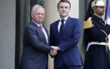 Illustration : Le président français Emmanuel Macron accueillant le roi Abdallah II de Jordanie avant une réunion au palais de l'Élysée, à Paris, le 16 février 2024. (Crédit : Ludovic Marin/AFP)