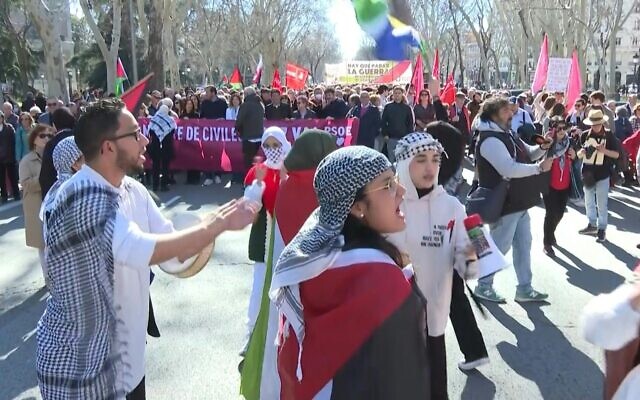Des manifestants brandissant des drapeaux palestiniens et des pancartes lors d'une manifestation de soutien au peuple palestinien, à Madrid, en Espagne, le 17 février 2023. (Crédit : AFP) Des manifestants brandissant des drapeaux palestiniens et des pancartes lors d'une manifestation de soutien au peuple palestinien, à Madrid, en Espagne, le 17 février 2023. (Crédit : AFP)