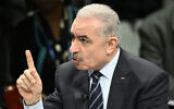 Le Premier ministre de l'Autorité palestinienne, Mohammad Shtayyeh, s'exprimant lors d'une réunion publique dans le cadre de la 60e Conférence de Munich sur la sécurité, à Munich, en Allemagne, le 18 février 2024. (Crédit : Thomas Kienzle/AFP)