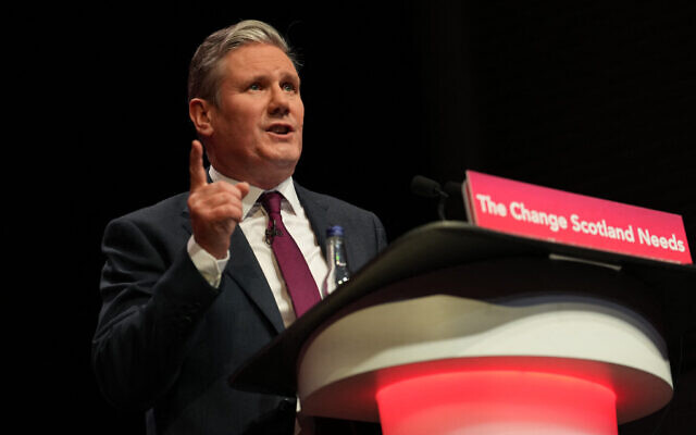 Le leader du Labour, le parti travailliste britannique, Keir Starmer s'exprimant lors du troisième jour de la conférence du parti travailliste écossais, à Glasgow, en Ecosse, le 18 février 2024. (Crédit : Andy Buchanan / AFP) Le leader du Labour, le parti travailliste britannique, Keir Starmer s'exprimant lors du troisième jour de la conférence du parti travailliste écossais, à Glasgow, en Ecosse, le 18 février 2024. (Crédit : Andy Buchanan / AFP)