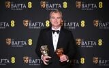 Le producteur et réalisateur britannique Christopher Nolan pose avec le prix du meilleur film et du meilleur réalisateur pour "Oppenheimer" lors de la cérémonie des BAFTA British Academy Film Awards au Royal Festival Hall, Southbank Centre, à Londres, le 18 février 2024. (Crédit : JUSTIN TALLIS / AFP)