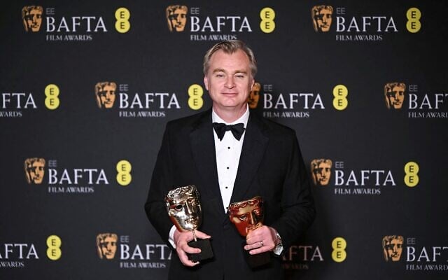 Le producteur et réalisateur britannique Christopher Nolan pose avec le prix du meilleur film et du meilleur réalisateur pour "Oppenheimer" lors de la cérémonie des BAFTA British Academy Film Awards au Royal Festival Hall, Southbank Centre, à Londres, le 18 février 2024. (Crédit : JUSTIN TALLIS / AFP) Le producteur et réalisateur britannique Christopher Nolan pose avec le prix du meilleur film et du meilleur réalisateur pour "Oppenheimer" lors de la cérémonie des BAFTA British Academy Film Awards au Royal Festival Hall, Southbank Centre, à Londres, le 18 février 2024. (Crédit : JUSTIN TALLIS / AFP)