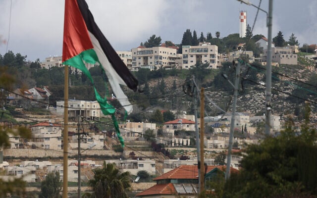 Le village de Turmus Ayya, près de Ramallah, avec l'implantation israélienne voisine de Shilo en arrière-plan en Cisjordanie, le 18 février 2024. (Crédit : Jaafar Ashtiyeh/AFP) Le village de Turmus Ayya, près de Ramallah, avec l'implantation israélienne voisine de Shilo en arrière-plan en Cisjordanie, le 18 février 2024. (Crédit : Jaafar Ashtiyeh/AFP)