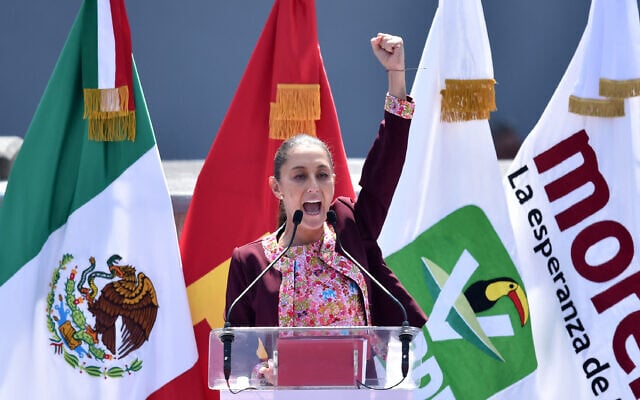 La candidate à la présidence Claudia Sheinbaum s'exprime devant le siège de l'Institut national électoral après avoir officiellement enregistré sa candidature pour la coalition "Continuons à écrire l'histoire" pour l'élection présidentielle de 2024, à Mexico, le 18 février 2024. (Crédit : Rodrigo Oropeza / AFP) La candidate à la présidence Claudia Sheinbaum s'exprime devant le siège de l'Institut national électoral après avoir officiellement enregistré sa candidature pour la coalition "Continuons à écrire l'histoire" pour l'élection présidentielle de 2024, à Mexico, le 18 février 2024. (Crédit : Rodrigo Oropeza / AFP)