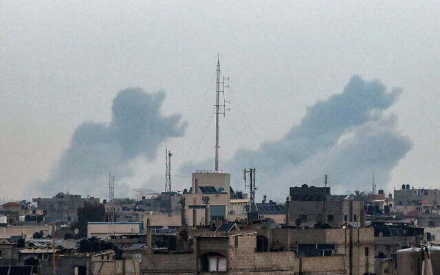 Cette photo prise à Rafah montre de la fumée au-dessus de Khan Younès dans le sud de la bande de Gaza pendant les frappes israéliennes le 20 février 2024. (Crédit : MOHAMMED ABED / AFP)