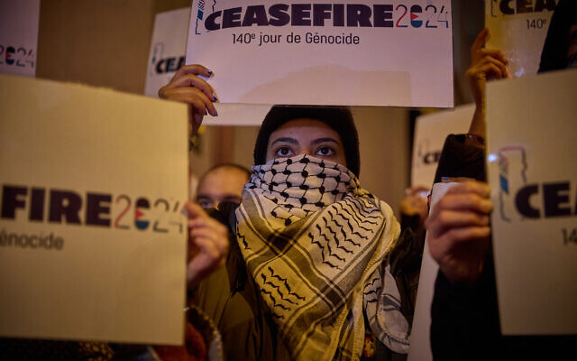 Un manifestant tient une pancarte sur laquelle on peut lire "Cessez-le-feu 2024" près de l'Olympia lors de la 49e édition de la cérémonie des César du cinéma à Paris, le 23 février 2024. (Crédit : Kiran RIDLEY / AFP) Un manifestant tient une pancarte sur laquelle on peut lire "Cessez-le-feu 2024" près de l'Olympia lors de la 49e édition de la cérémonie des César du cinéma à Paris, le 23 février 2024. (Crédit : Kiran RIDLEY / AFP)